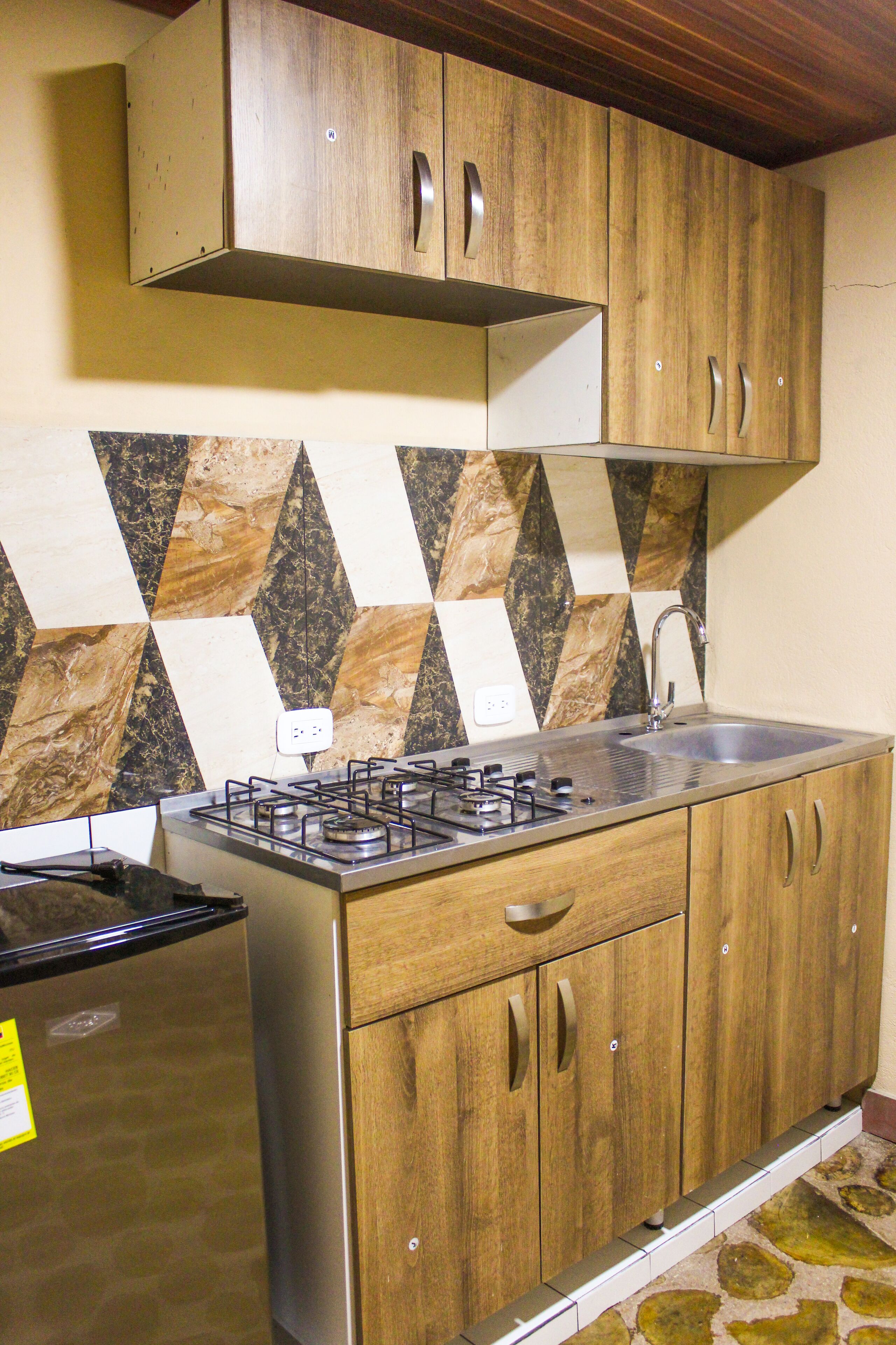 Kühlschrank, Wasserkocher mit Kaffee-/Teezubehör