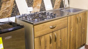 Cafetera y tetera, refrigerador y utensilios de cocina 