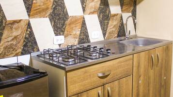 Kühlschrank, Wasserkocher mit Kaffee-/Teezubehör