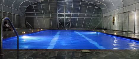 Innendørsbasseng