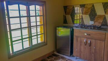 Kühlschrank, Wasserkocher mit Kaffee-/Teezubehör