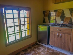 Kühlschrank, Wasserkocher mit Kaffee-/Teezubehör