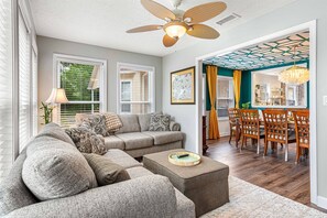 Smart-tv, een open haard, een dvd-speler en boeken