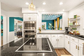 冷蔵庫、電子レンジ、オーブン、コンロ