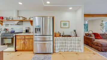 KylskÄp, mikrovÄgsugn, ugn och spishÀll