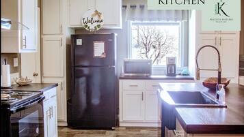 Een koelkast, een microgolfoven, een oven, een kookplaat