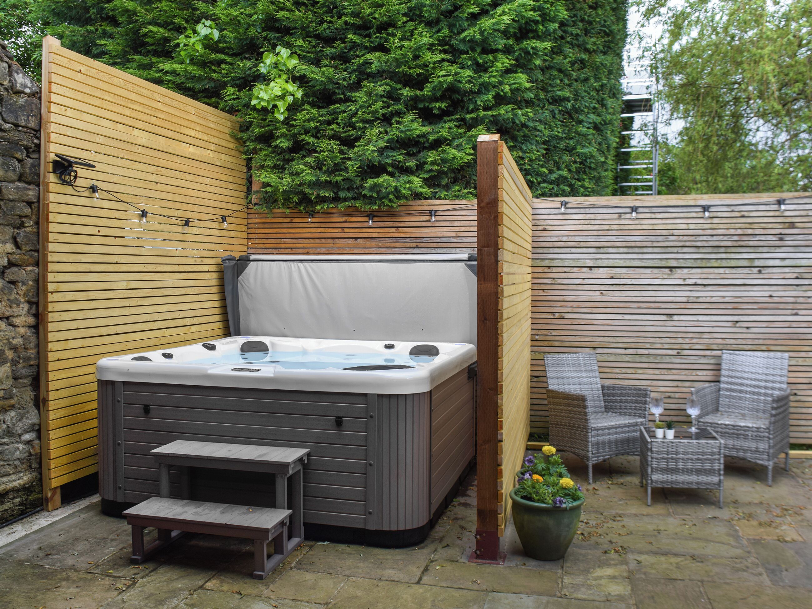 Outdoor spa tub