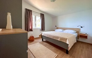 2 bedrooms, travel crib, free WiFi, bed sheets