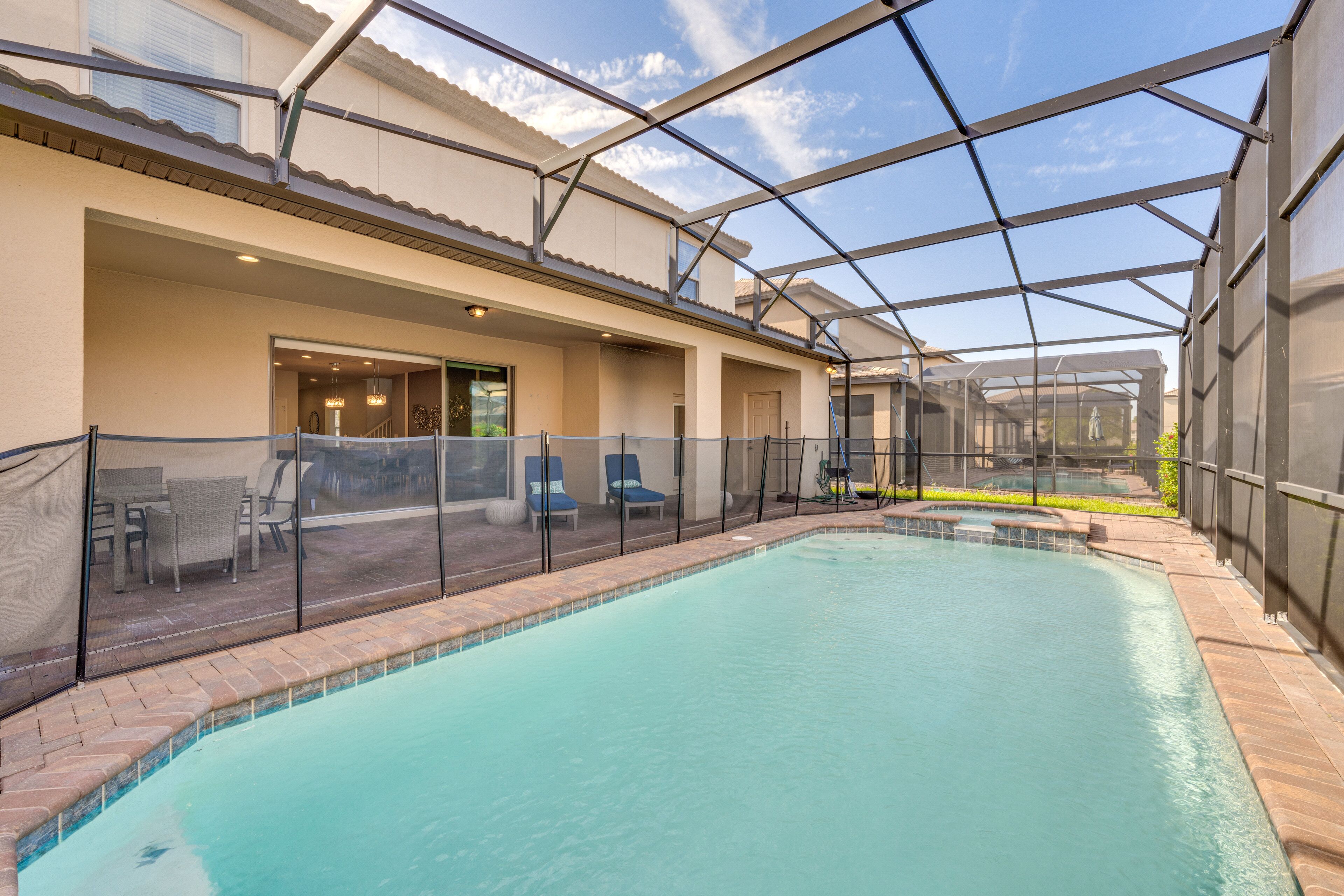 Ein Innenpool mit Glasveranda, Liegestühlen und einer Terrassenanlage.