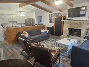 Een smart-tv en een open haard