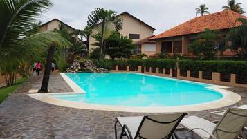 12 outdoor pools, open 7:00 AM to 9:30 AM, pool umbrellas