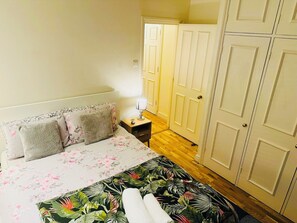 2 habitaciones, tabla de planchar con plancha, wifi y ropa de cama 