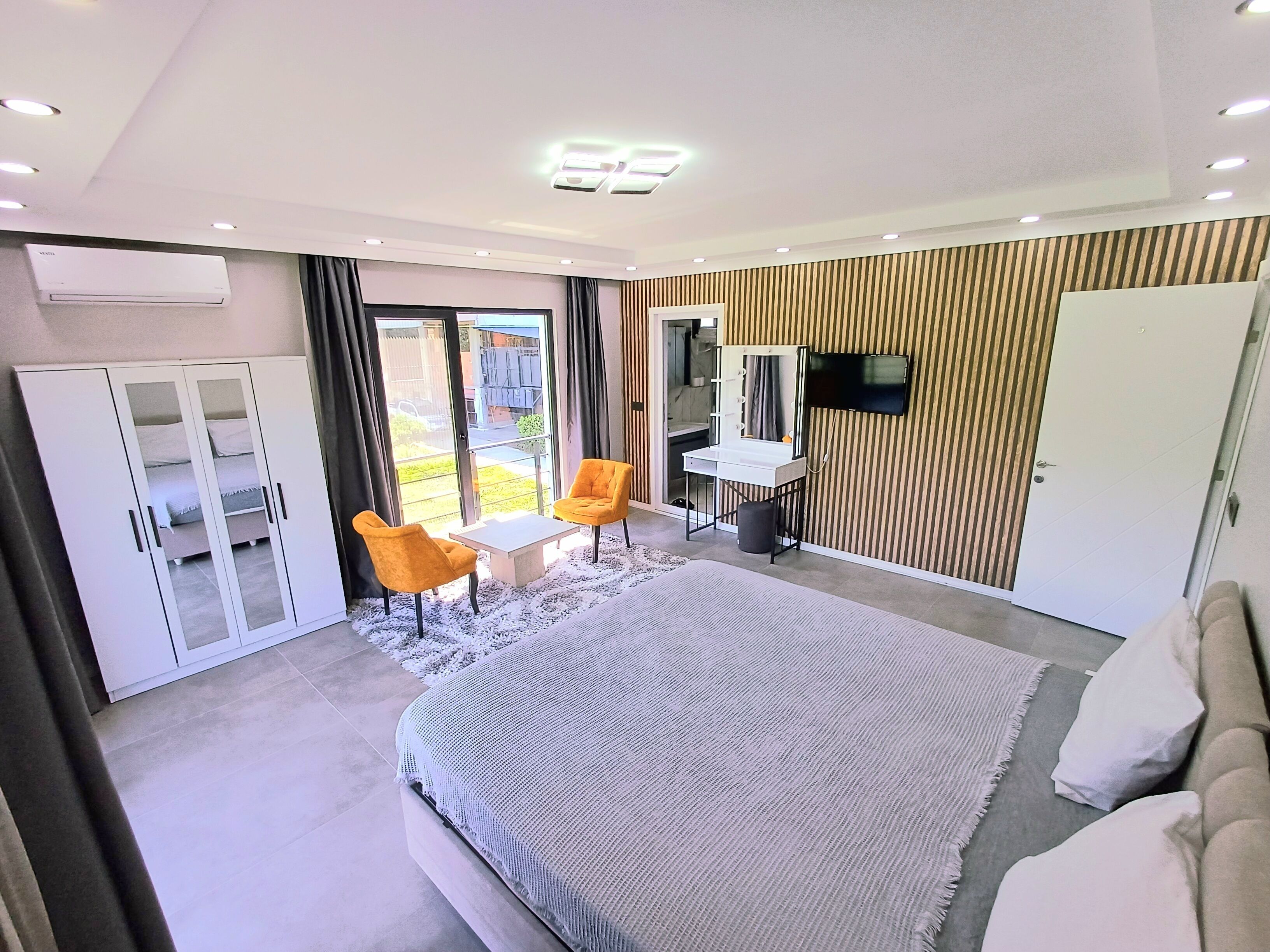 6 bedrooms, travel crib, free WiFi, bed sheets