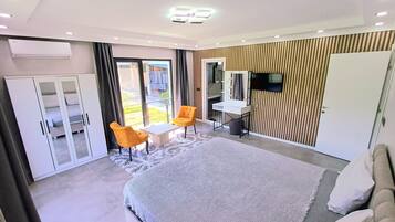 6 bedrooms, travel crib, free WiFi, bed sheets