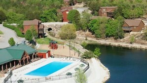 Un quartier résidentiel avec des maisons, une piscine et un petit quai.