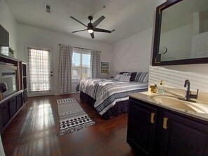 1 slaapkamer, een kluis op de kamer, een bureau