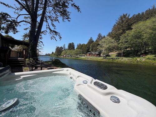 Quiet River front near Ocean WIFI/Hottub/Fire pit