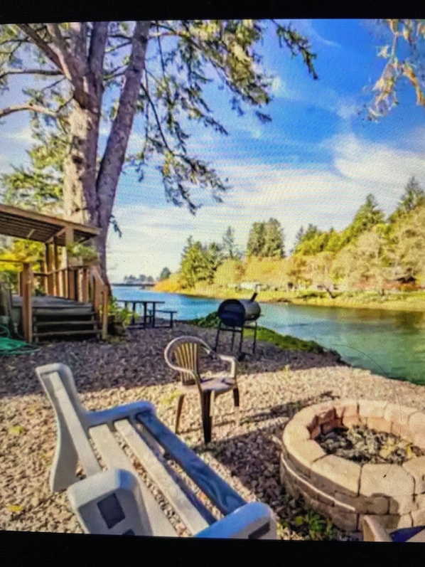 Property grounds - Get away on the river with fire pit and Hot Tub (Brookings)
