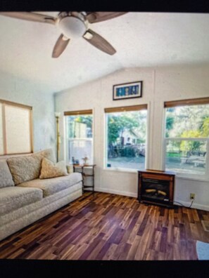 Smart TV, fireplace - Get away on the river with fire pit and Hot Tub (Brookings)