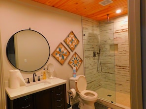 Dusche, Haartrockner, Handtücher, Seife