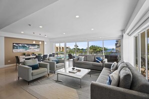 TV - Beachfront - Sapphire Vista 3BR condo - A247 (Eagle Beach)