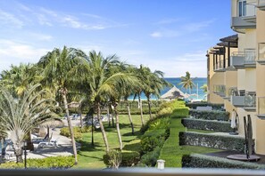 Property grounds - Beachfront - Sapphire Vista 3BR condo - A247 (Eagle Beach)