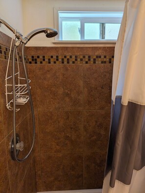 Toilet paper - a Cozy Little Cottage with the Nice View of the Surroundings  (Gold Beach)