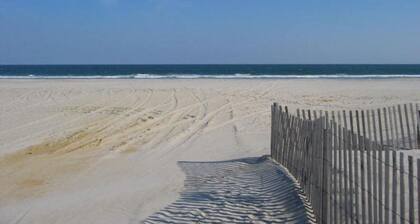 1 BLOCK FROM THE BEACH/BOARDWALK! 1BR 1BATH-SLEEPS 6; PARKING, WIFI, BEACH TAGS