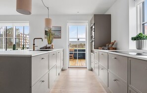 Frigorífico, lavavajillas y cafetera o tetera