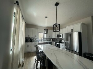 Een koelkast, een microgolfoven, een oven, een kookplaat