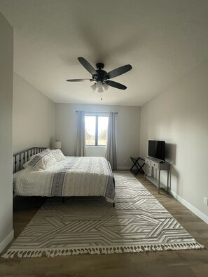 3 室のベッドルーム、アイロン / アイロン台、WiFi、ベッドシーツ