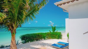 Plage, chaises longues, serviettes de plage