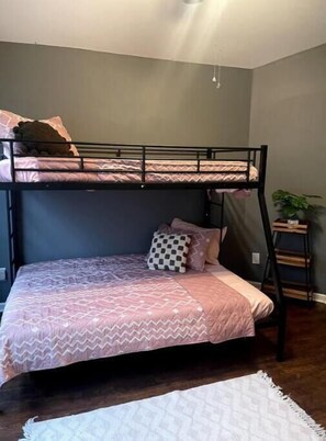 3 Schlafzimmer, Schreibtisch, Bügeleisen/Bügelbrett, kostenloses WLAN