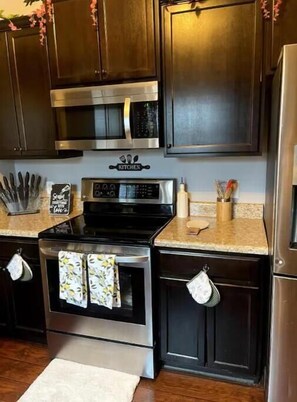 冷蔵庫、電子レンジ、オーブン、コンロ