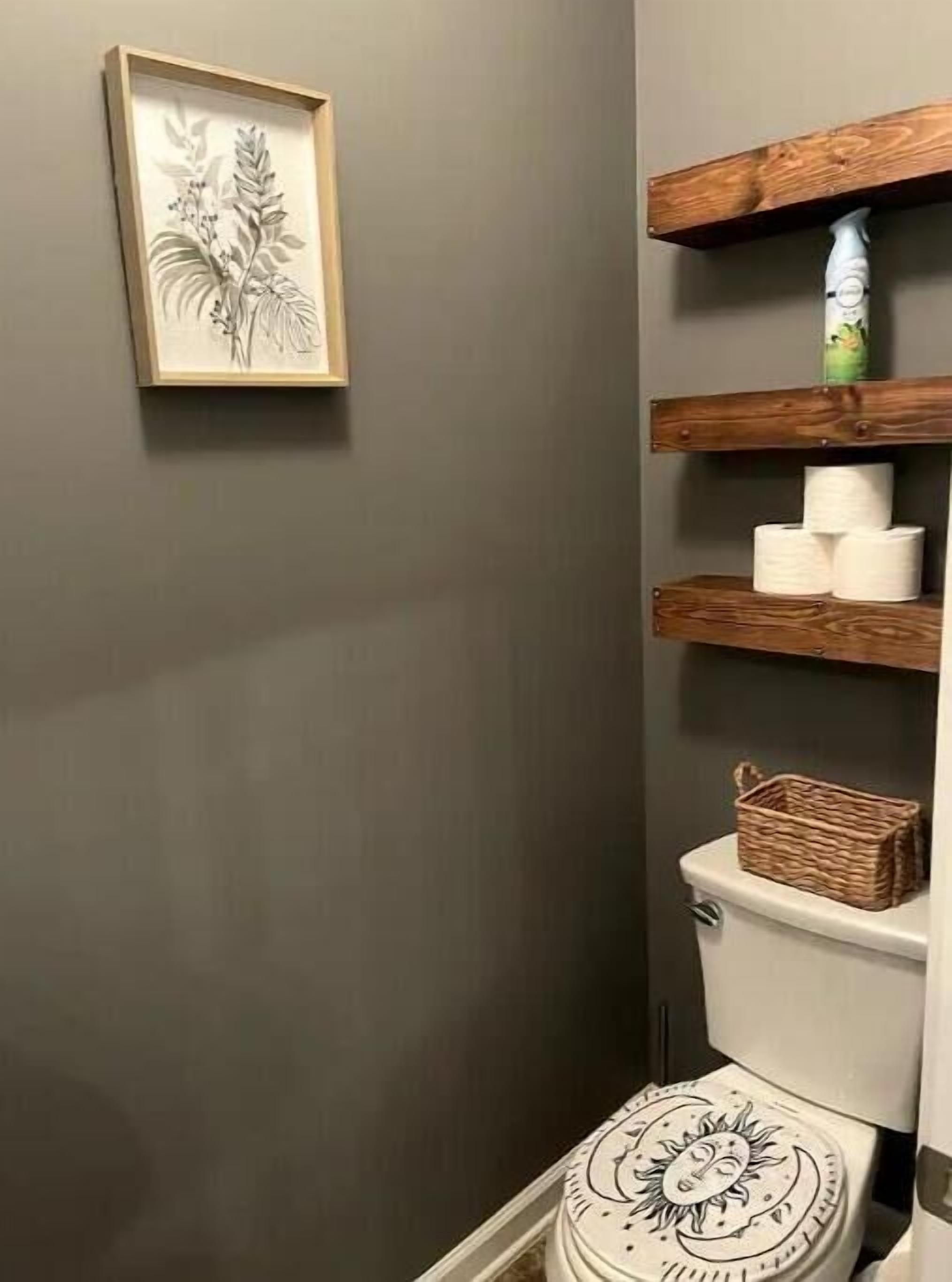 Sèche-cheveux, serviettes fournies, shampoing, papier toilette