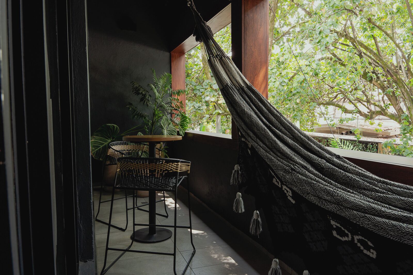 ميني بار وخزنة داخل الغرفة وبديكورات فريدة لكل غرفة ومكتب