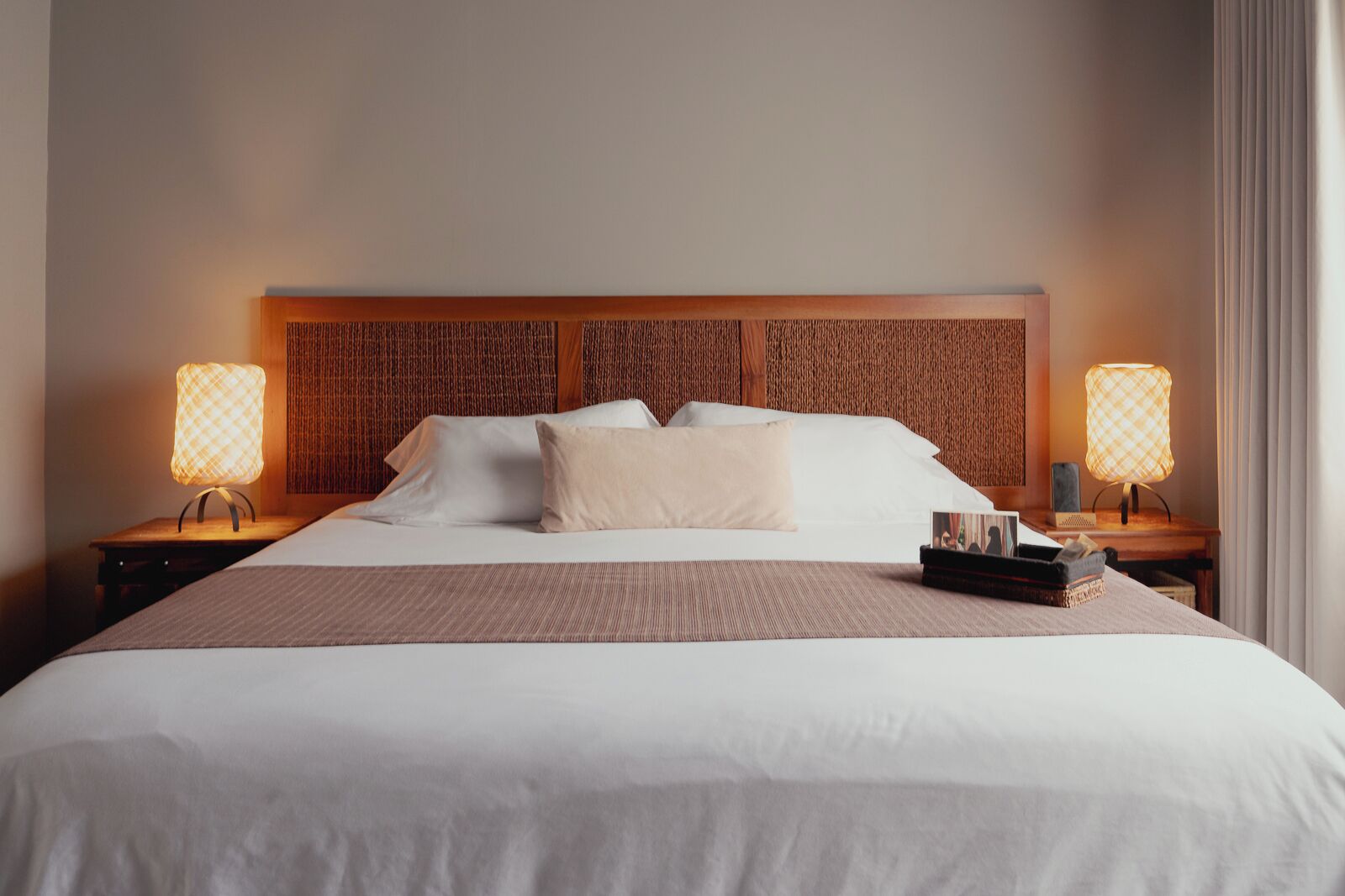 Habitación de diseño con 1 cama doble o 2 individuales | Minibar, caja fuerte, decoración individual y escritorio