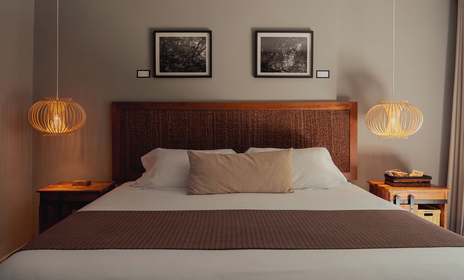 Suite de diseño, 1 cama de matrimonio grande, patio | Minibar, caja fuerte, decoración individual y escritorio