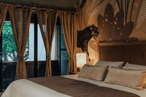 Design-sviitti, 1 suuri parisänky, parveke | Minibaari, tallelokero huoneessa, yksilöllisesti sisustettu, työpöytä