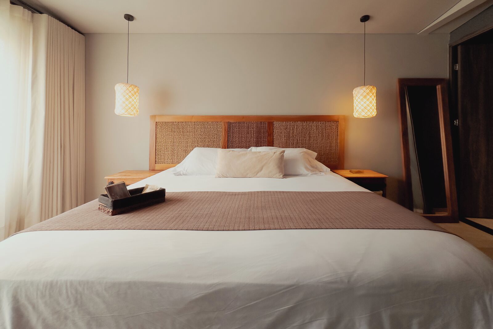 Habitación de diseño con 1 cama doble o 2 individuales | Minibar, caja fuerte, decoración individual y escritorio