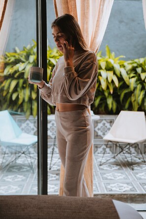 Design-sviitti, 1 suuri parisänky, patio | Minibaari, tallelokero huoneessa, yksilöllisesti sisustettu, työpöytä