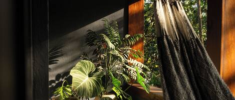 Suíte design, 1 cama King, sacada | Frigobar, cofres nos quartos, individualmente decorados, escrivaninha