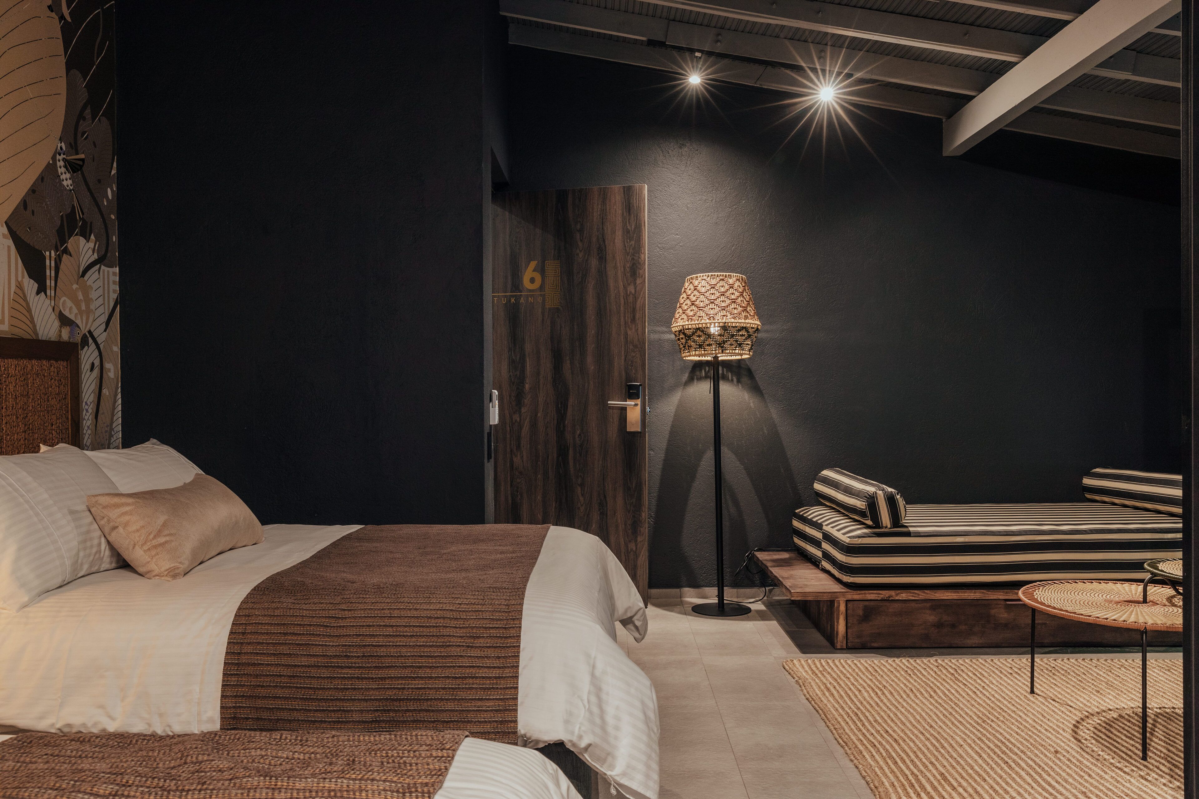 ميني بار وخزنة داخل الغرفة وبديكورات فريدة لكل غرفة ومكتب