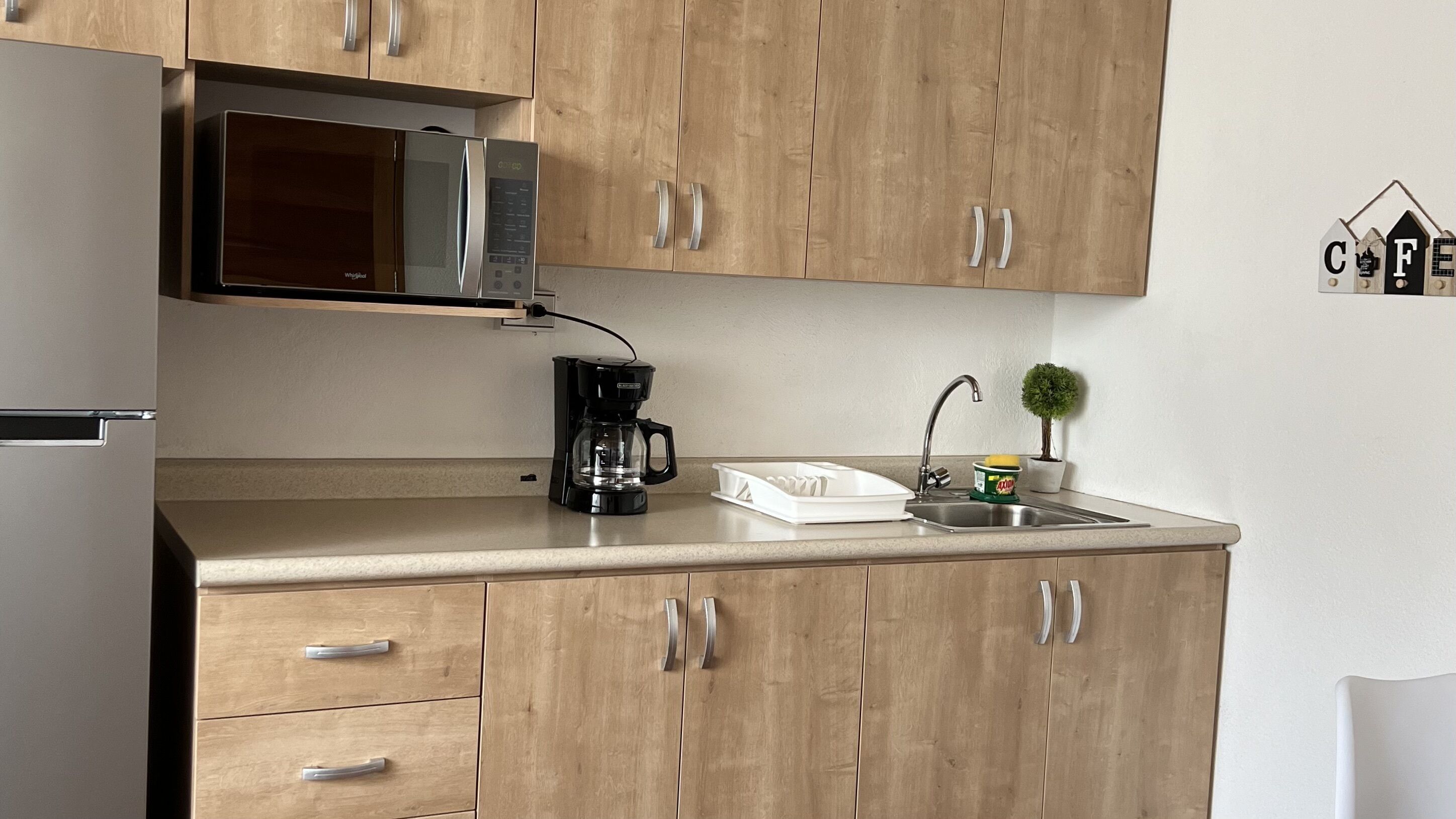 Réfrigérateur, micro-ondes, plaque de cuisson, cafetière/bouilloire