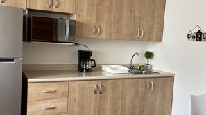 Kjøleskap, mikrobølgeovn, kokeplater og kaffetrakter/tekoker