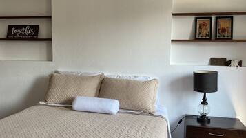 5 bedrooms, desk, internet, bed sheets