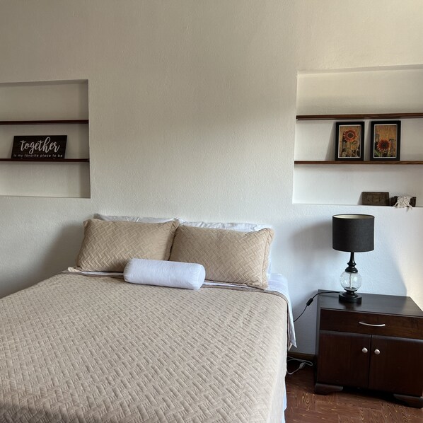 5 habitaciones, escritorio, internet y ropa de cama 