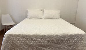 5 bedrooms, desk, internet, bed sheets