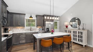 Hummingbird | Private kitchen | Mini-fridge, microwave, stovetop, dishwasher