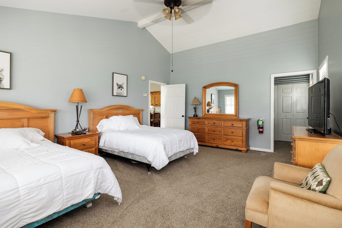 Cardinal at Springdale Resort | Hypo-allergenic bedding available, iron/ironing board, WiFi (free)